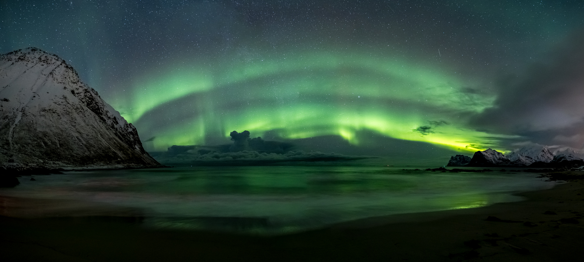 Nordlicht-Panorama am Strand von Storsandnes