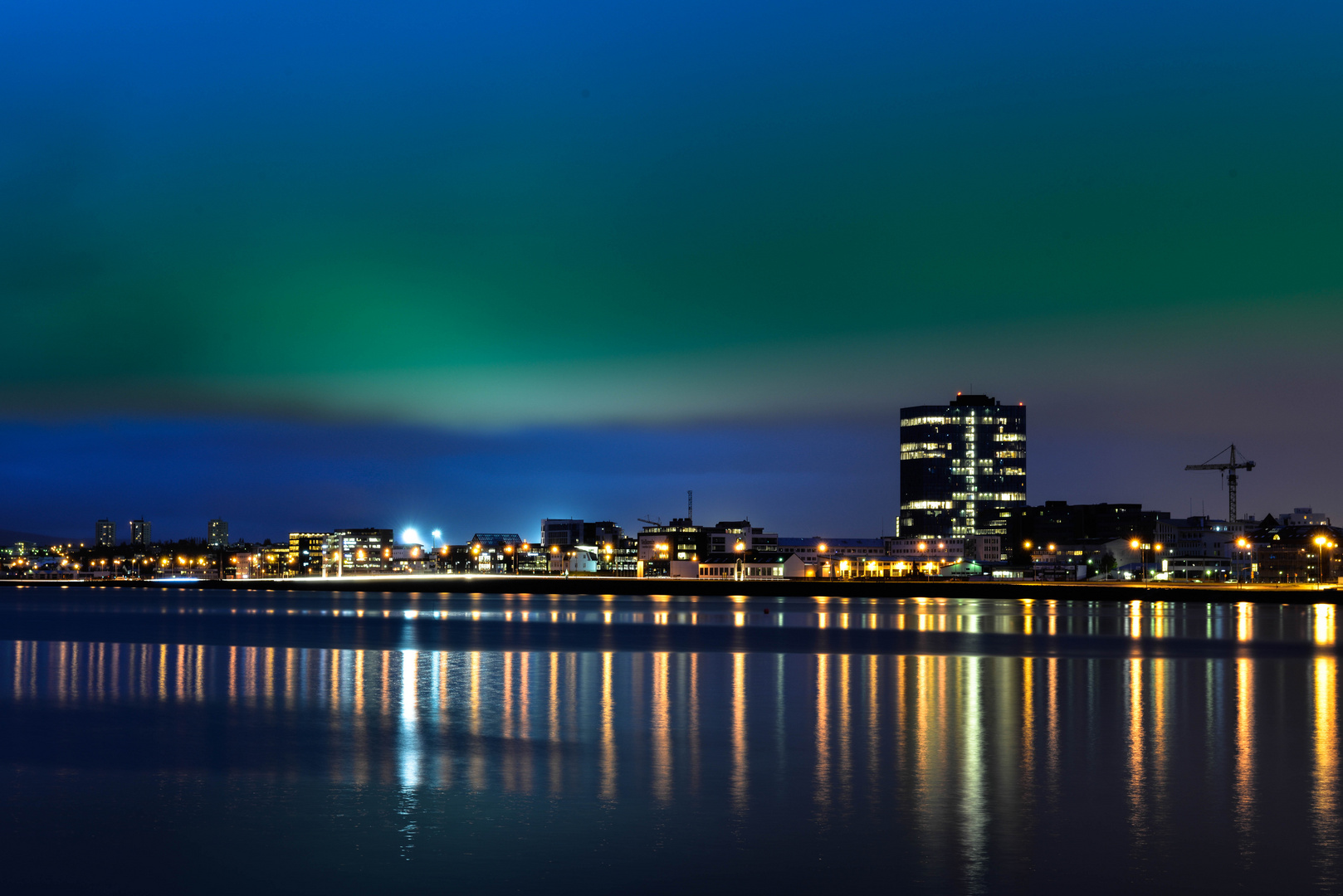 Nordlicht über Reykjaviks Hafen