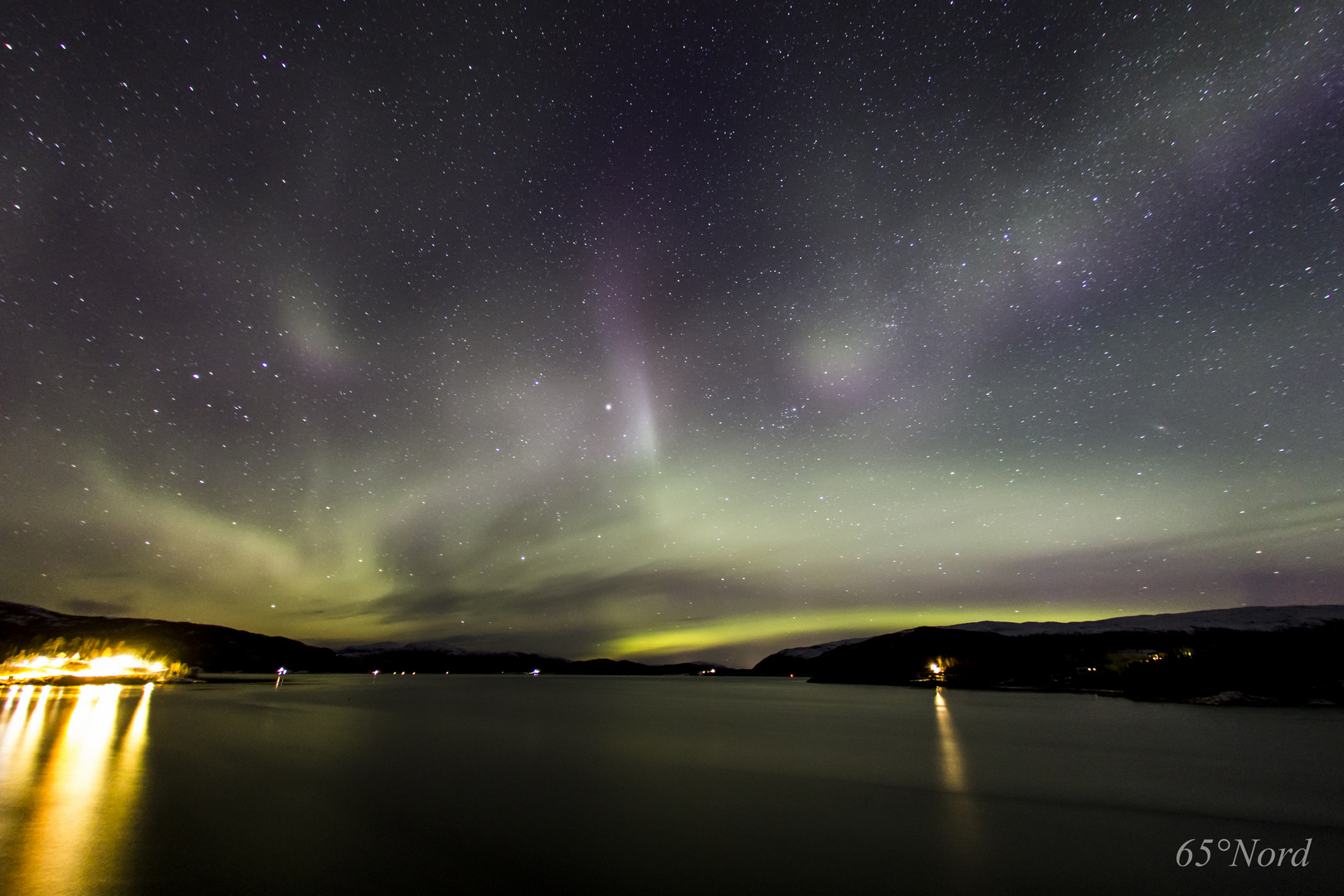 Nordlicht überm Bindalsfjord von der Vassasbrücke aus gesehen.