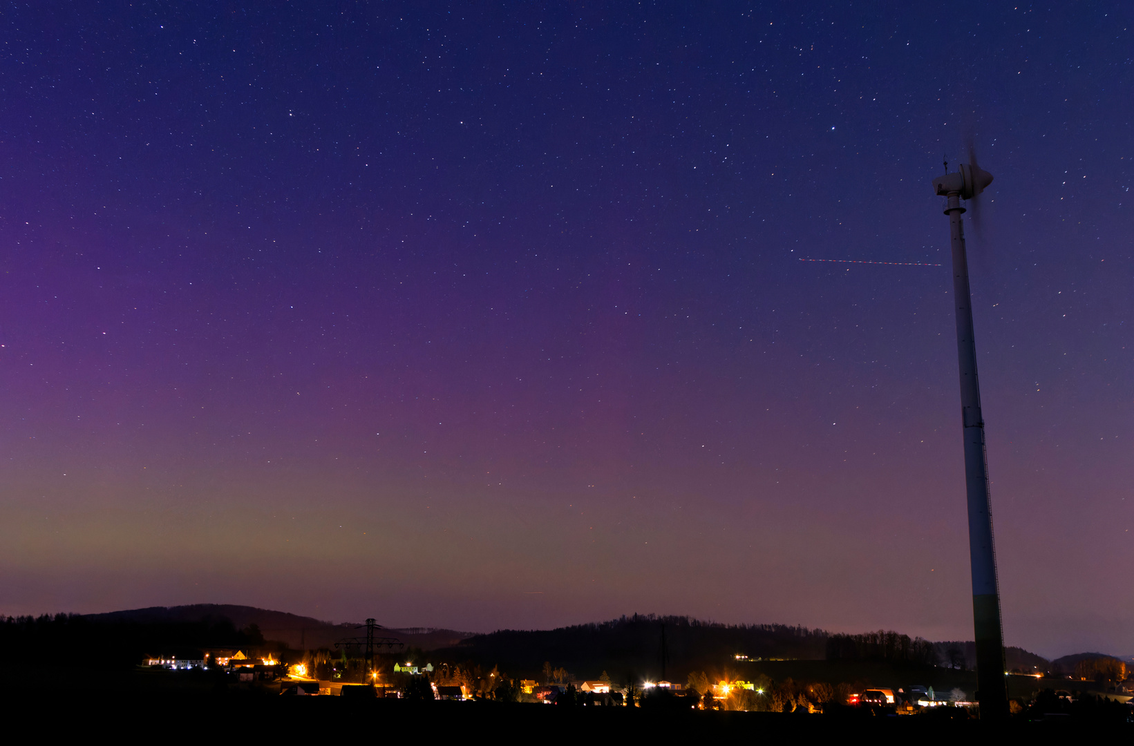 Nordlichter bei Schönbach, mit Windrad