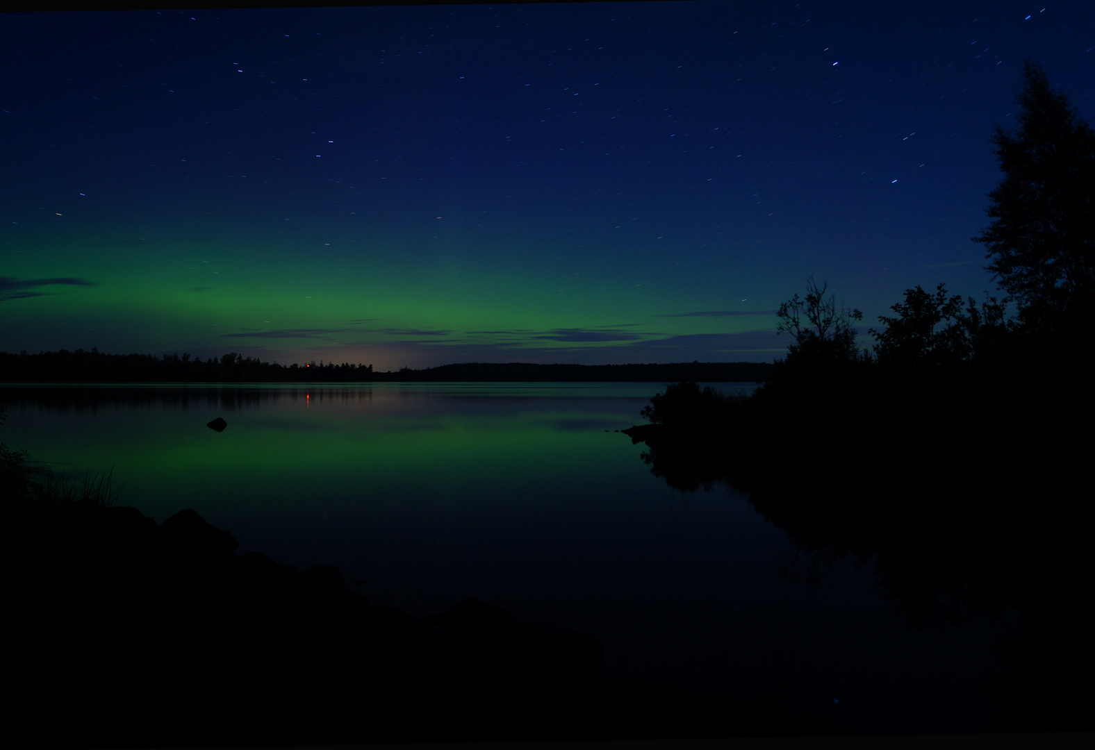 Nordlichter im August über dem See Åsnen