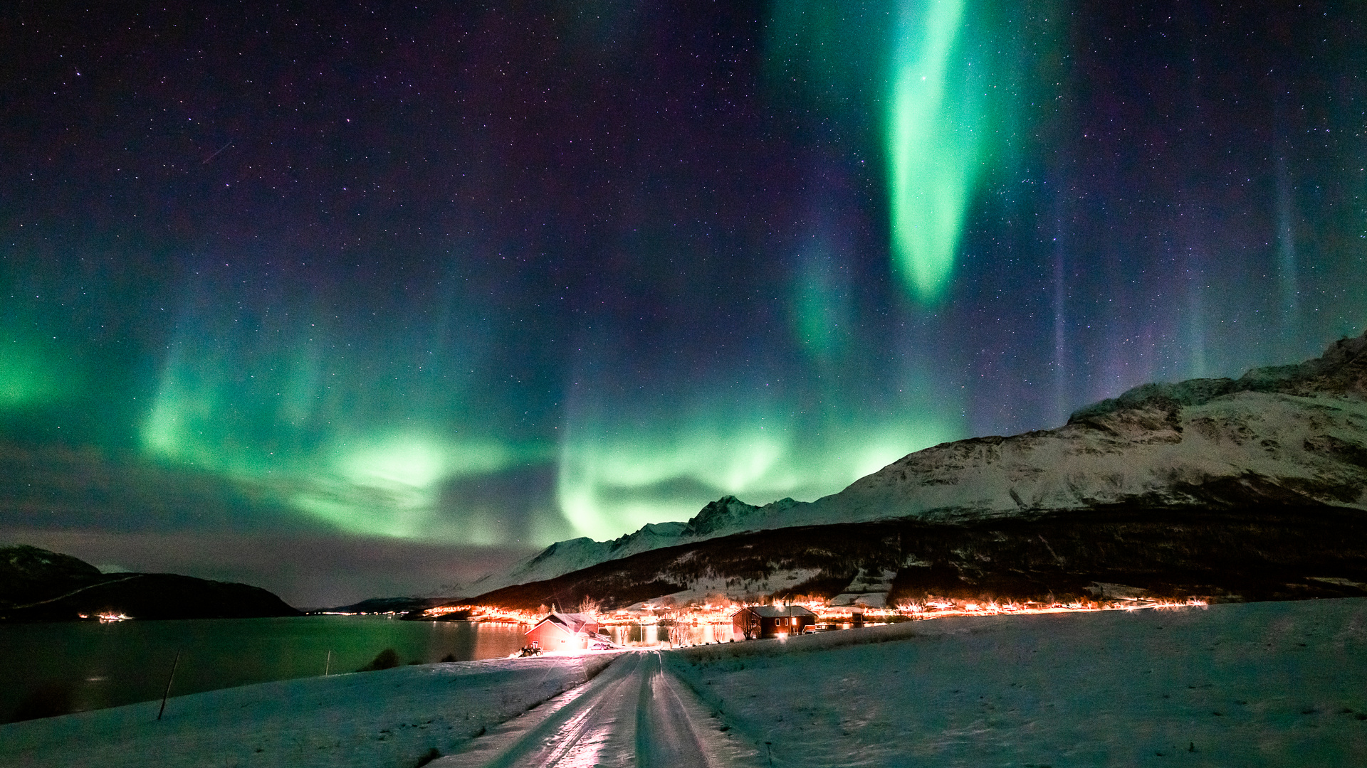 Nordlichter in Lakselvbukt, in den Lyngenalps, Troms