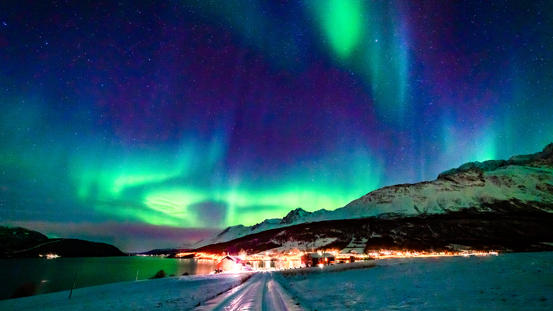Nordlichter in Lakselvbukt, in den Lyngenalps, Troms