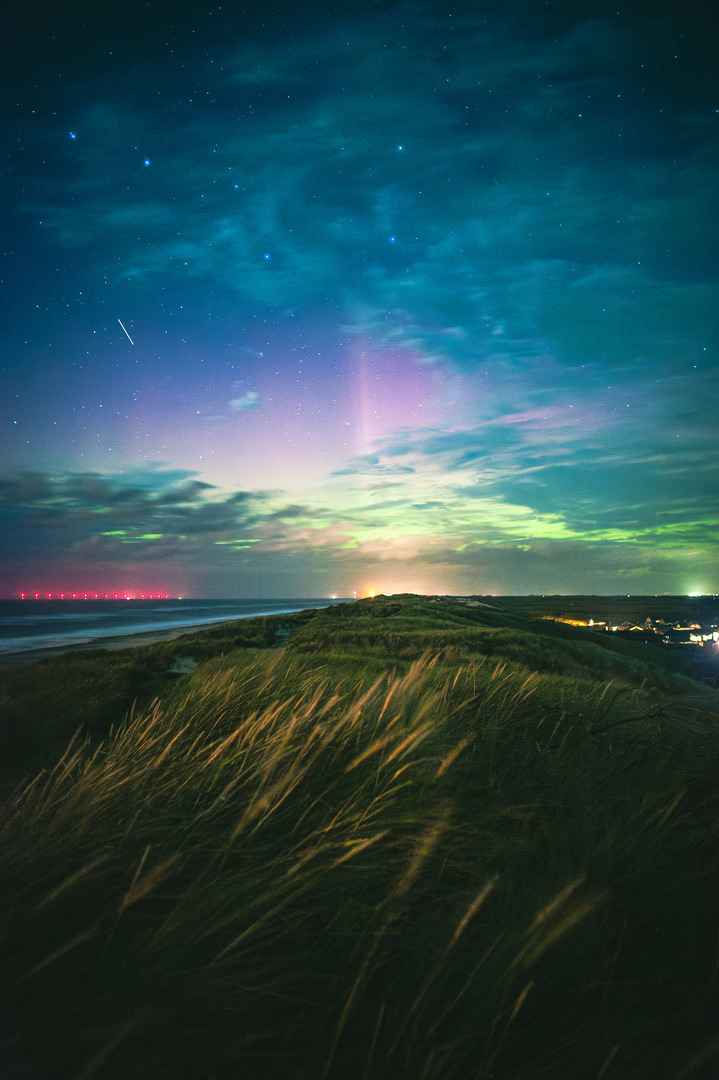 Nordlichter über den Dünen der dänischen Nordseeküste