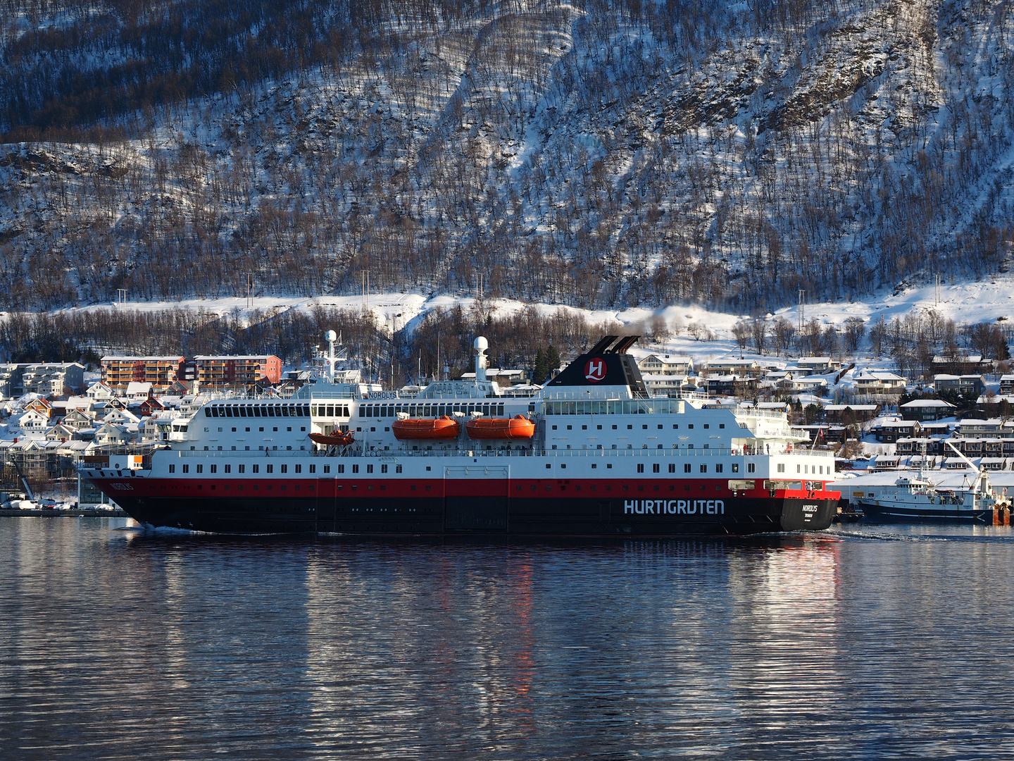 "Nordlys" (Südkurs) einlaufend Tromsø