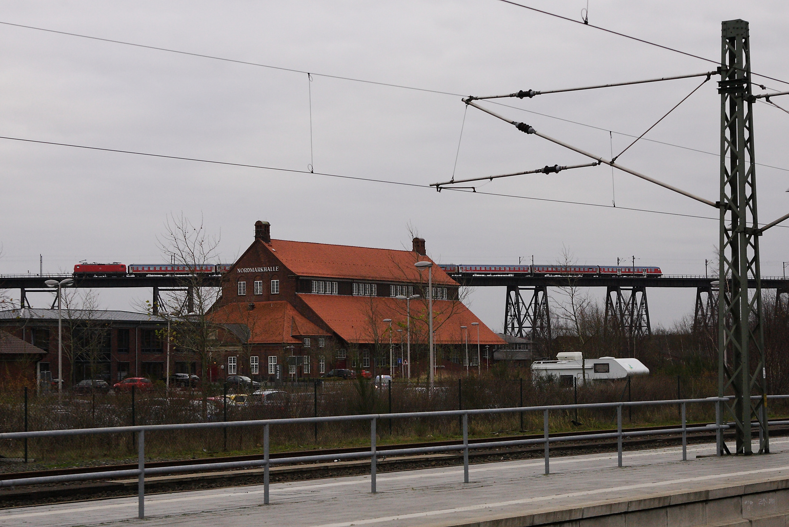 Nordmarkhalle mit RE7 Foto & Bild eisenbahn, verkehr & fahrzeuge