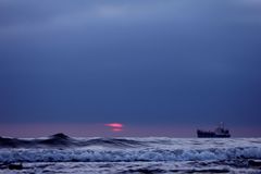 Nordsee abends bei aufziehendem Gewitter aus der Froschperspektive