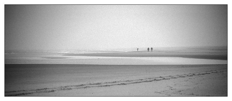 Nordsee - Tristesse (3): 3 Menschen am Strand