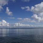 Nordseefähre zwischen Himmel und Meer