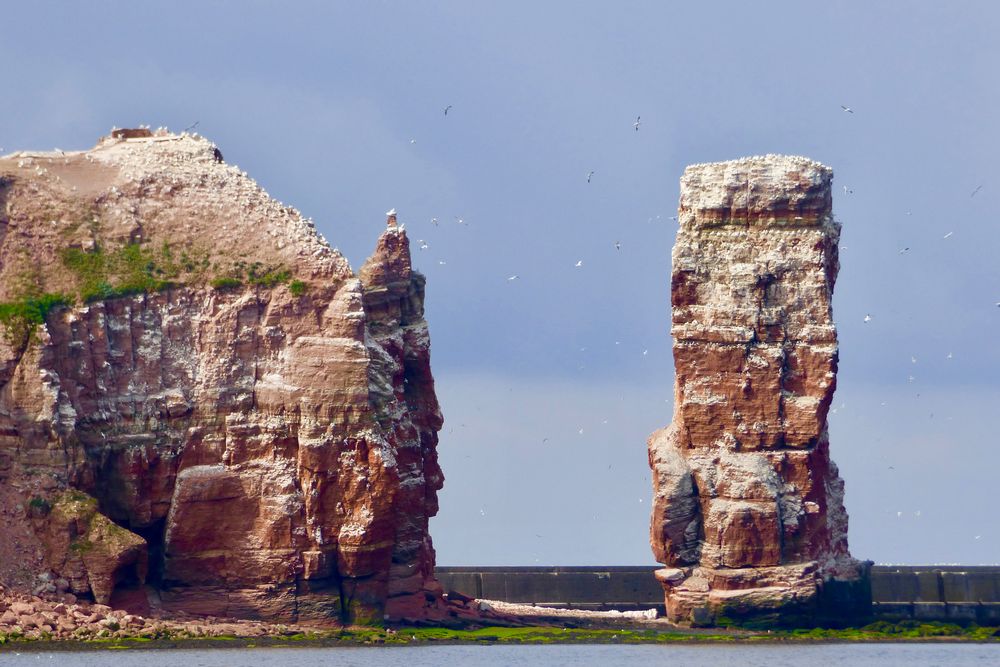 Nordseeinsel Helgoland mit dem alleinstehenden Felsen Nordseeinsel Helgoland mit dem alleinstehenden Felsen