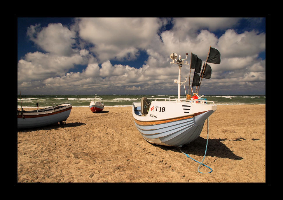 Nordseestrand mit Fischerbooten