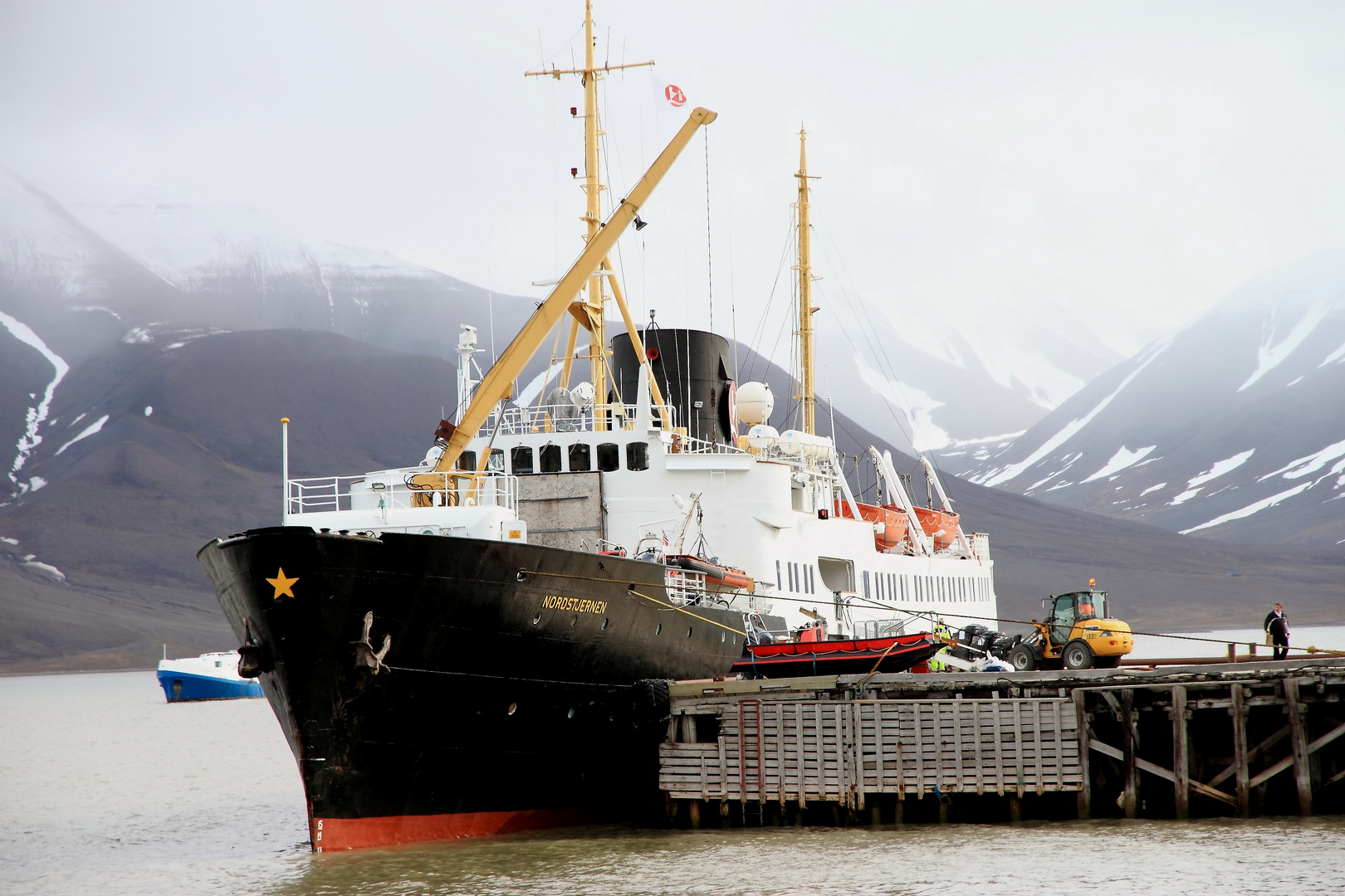 Nordstjernen - das älteste Schiff der Hurtigruten Flotte - im Hafen von Svalbard.