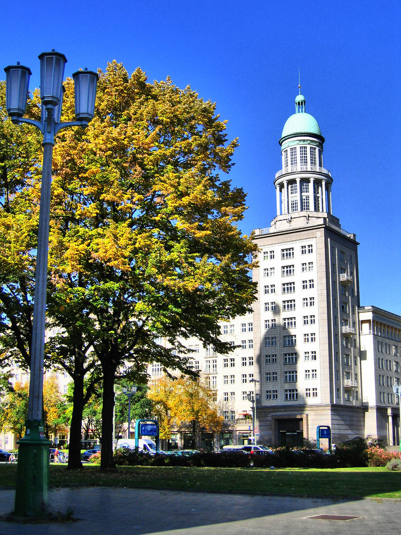 Nordturm Frankfurter Tor im Herbst