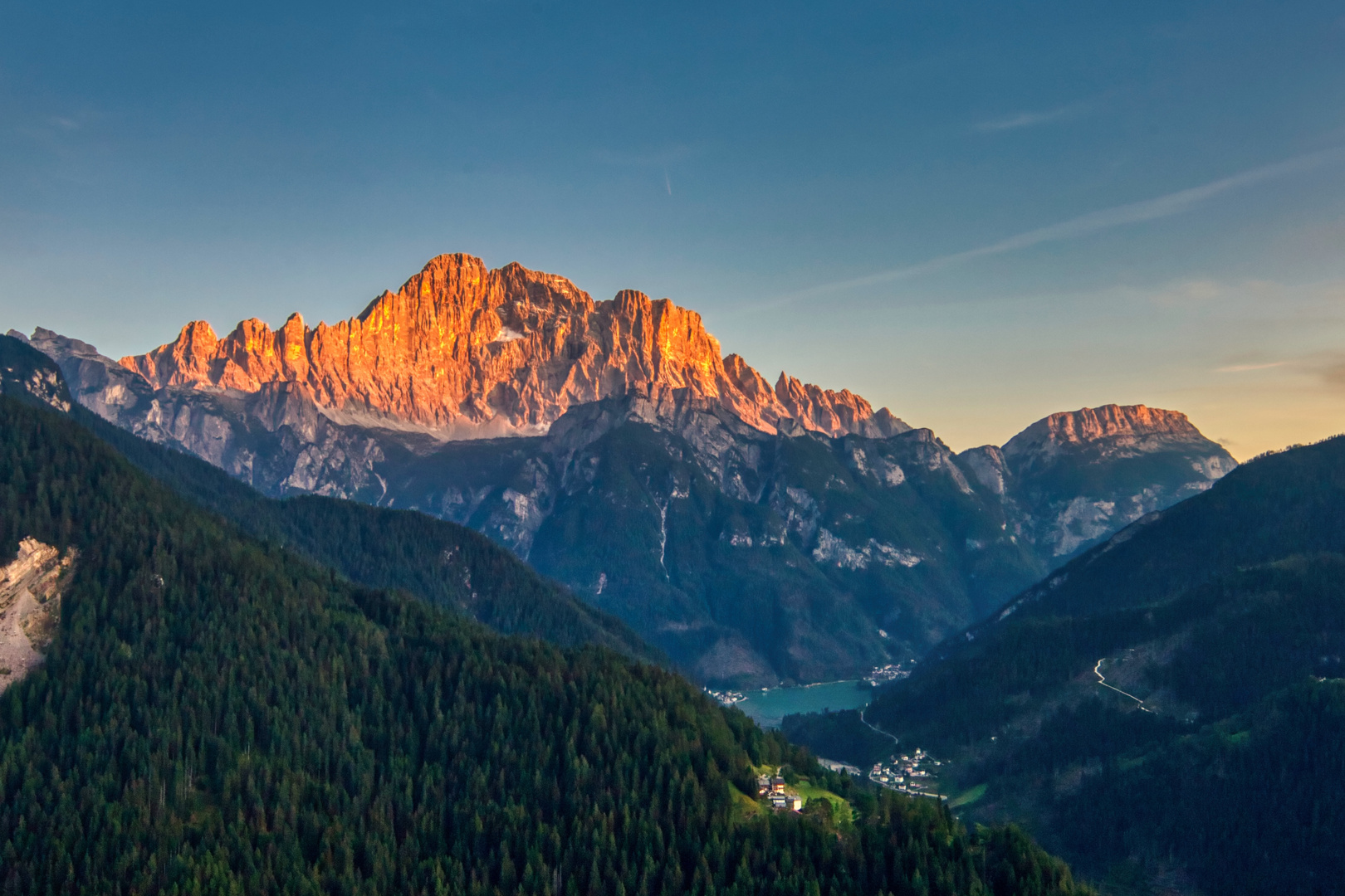 Nordwestwand der Civetta kurz vor Sonnenuntergang. Foto ...