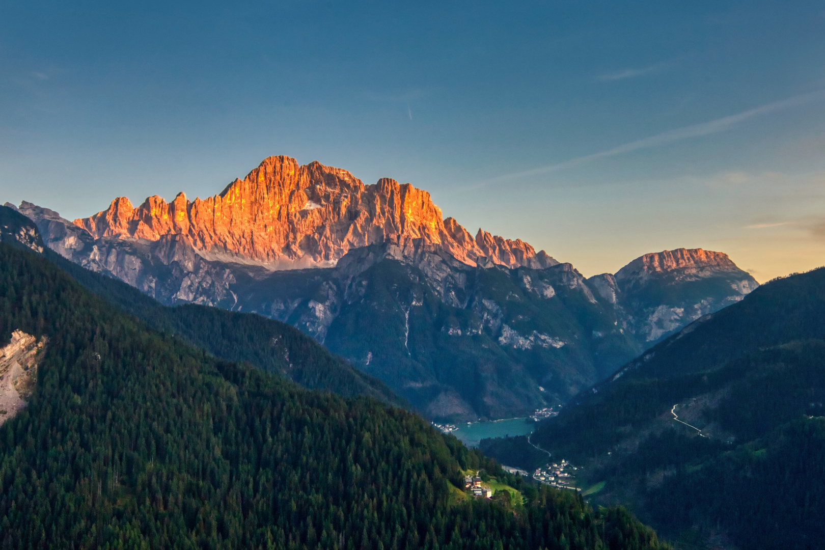 Nordwestwand der Civetta kurz vor Sonnenuntergang.