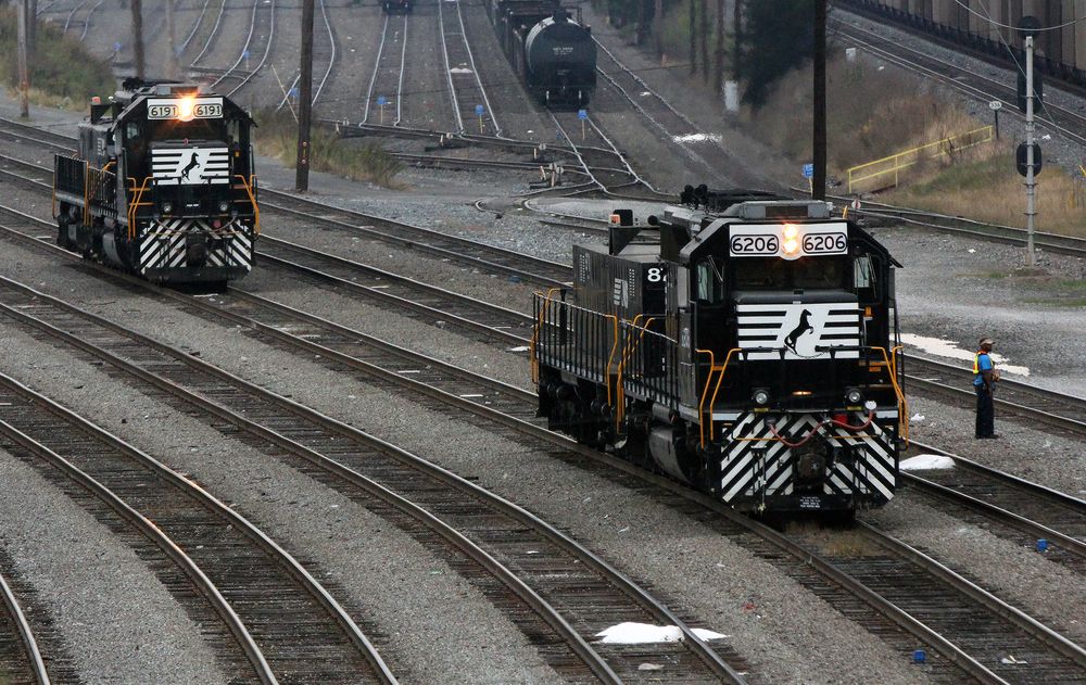 Norfolk & Southern NS#6206 sowie NS#6191 sind mit je einem Yard Slug zum Rangieren unterwegs..,USA