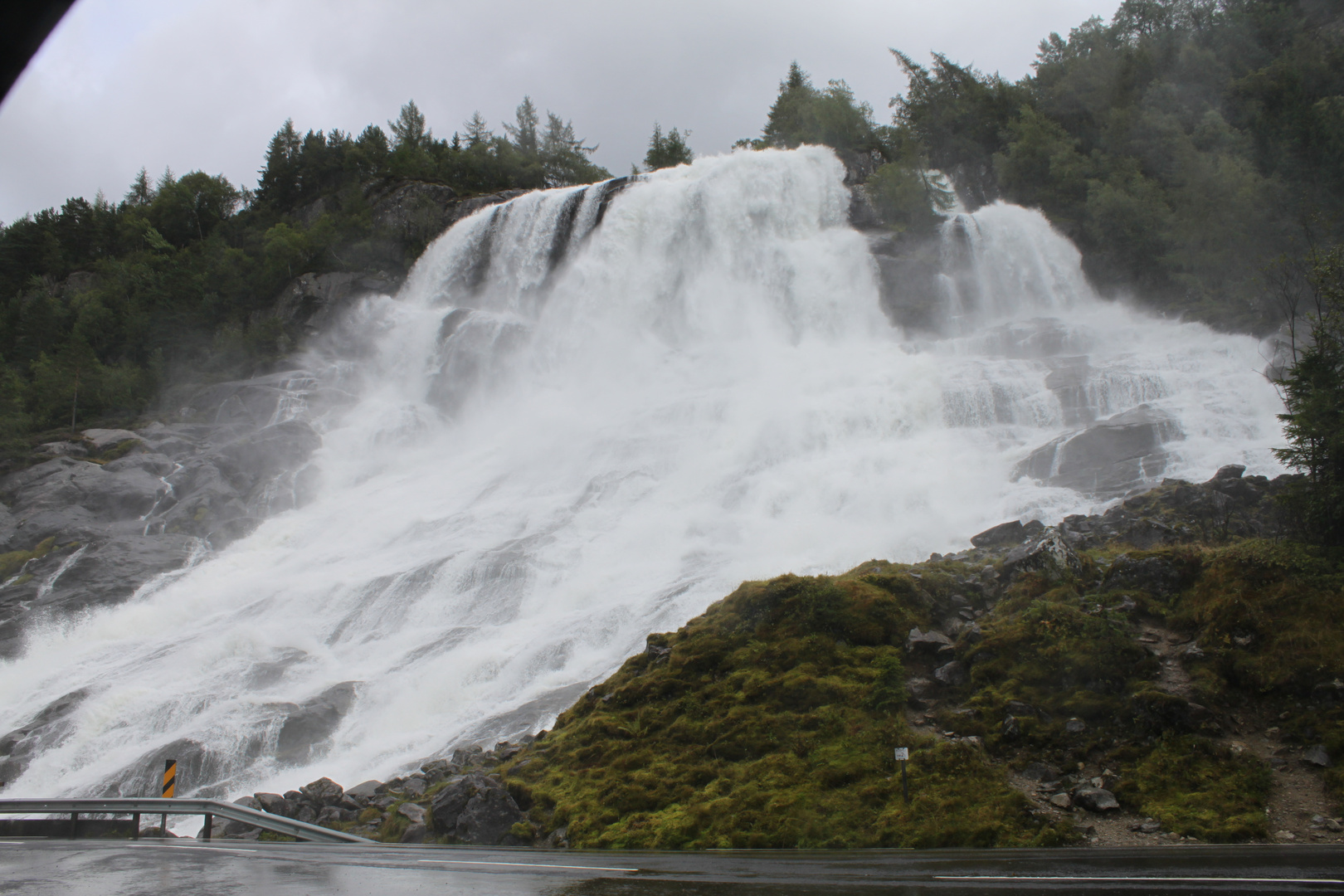 Norge kleiner Wasserfall