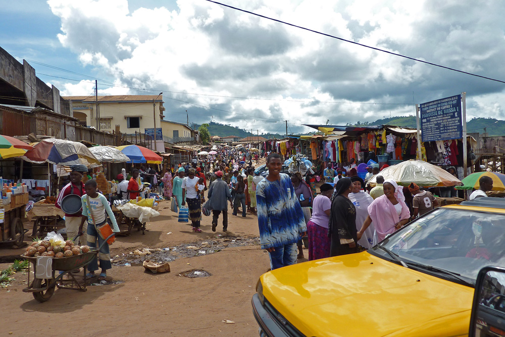 Normale ( umfunktionierte ) Straße in Yaoundé