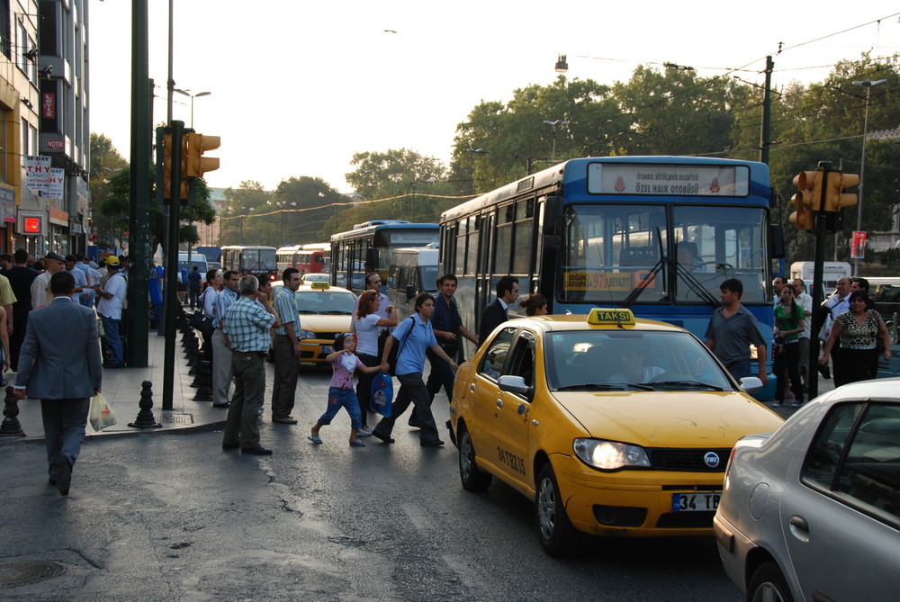 Normaler Straßenverkehr in Istanbul