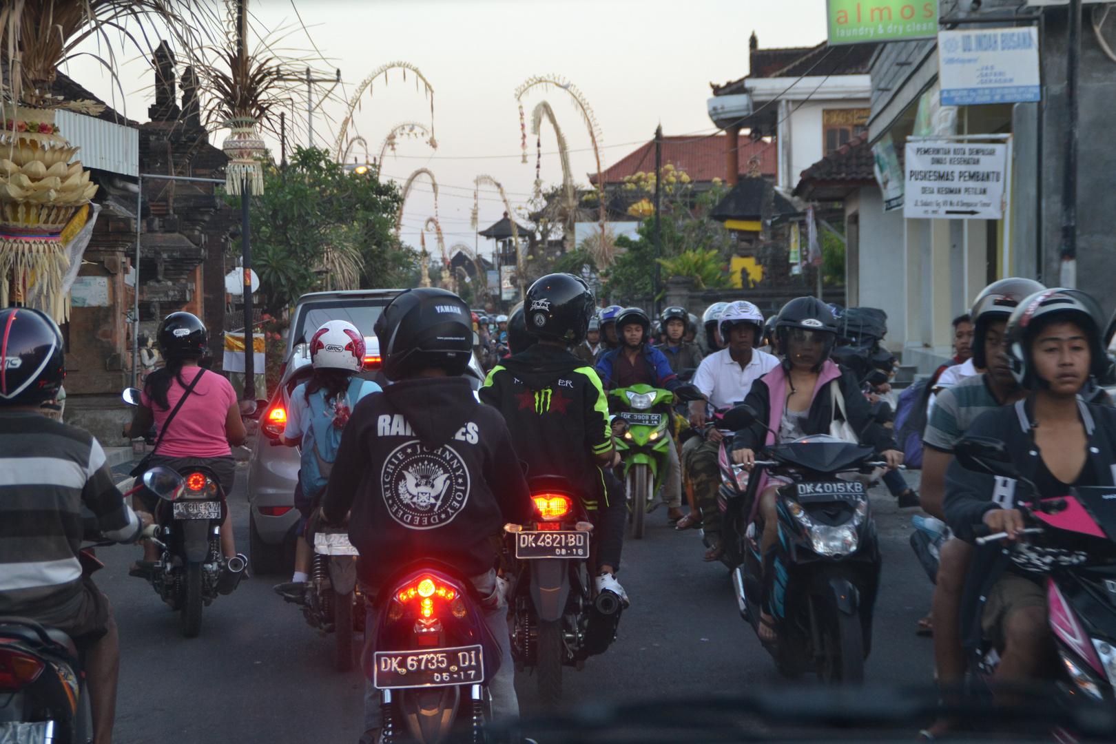 Normaler Verkehr im Dorf auf Bali