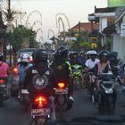 Normaler Verkehr im Dorf auf Bali