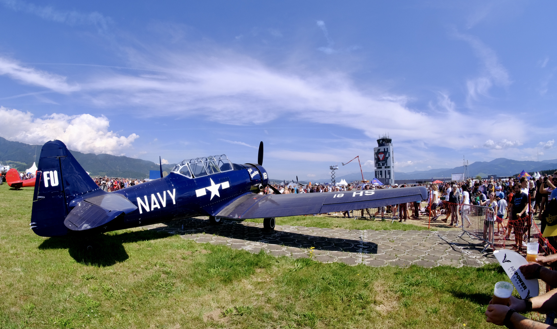 North American T-6 am Bodendisplay