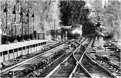 Northbound Metro-North Hudson Line Train Approaches Spuyten Duyvil