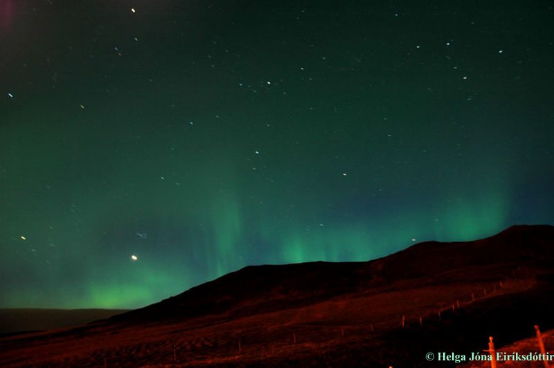 Northern lights dansing on a mountain