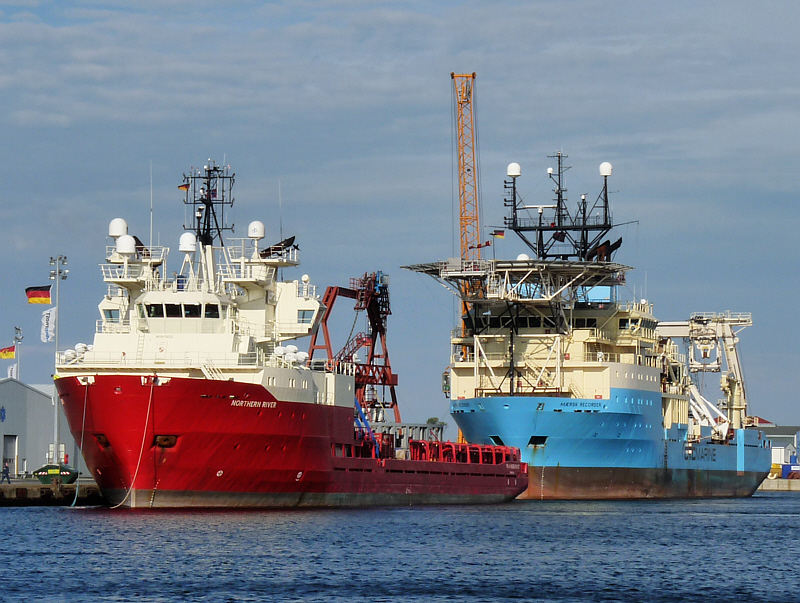 Northern River und Maersk Recorder in  Wilhelmshaven