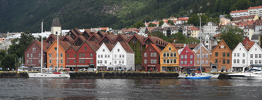 Norvegia. Bergen,  le coloratissime casette in legno del suo centro storico antistante il porto.