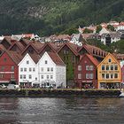 Norvegia. Bergen,  le coloratissime casette in legno del suo centro storico antistante il porto.