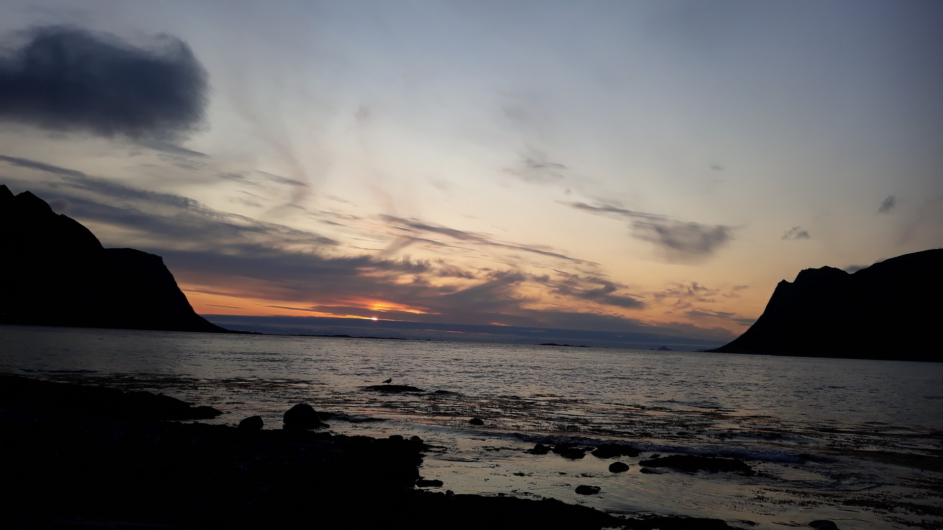 Norwegen die schönste Ansicht der Wolken und die ganze Nacht der Helligkeit 