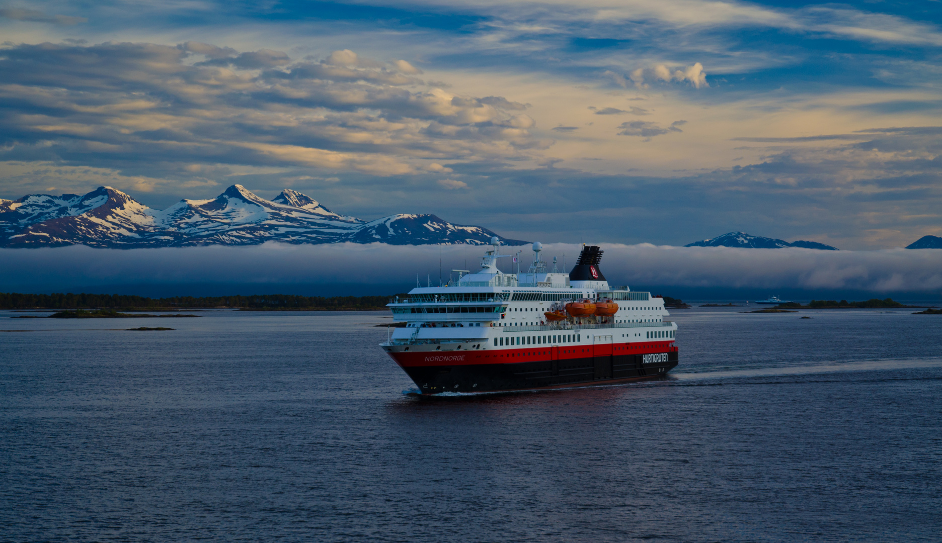 Norwegen: Hurtigrutenschiff