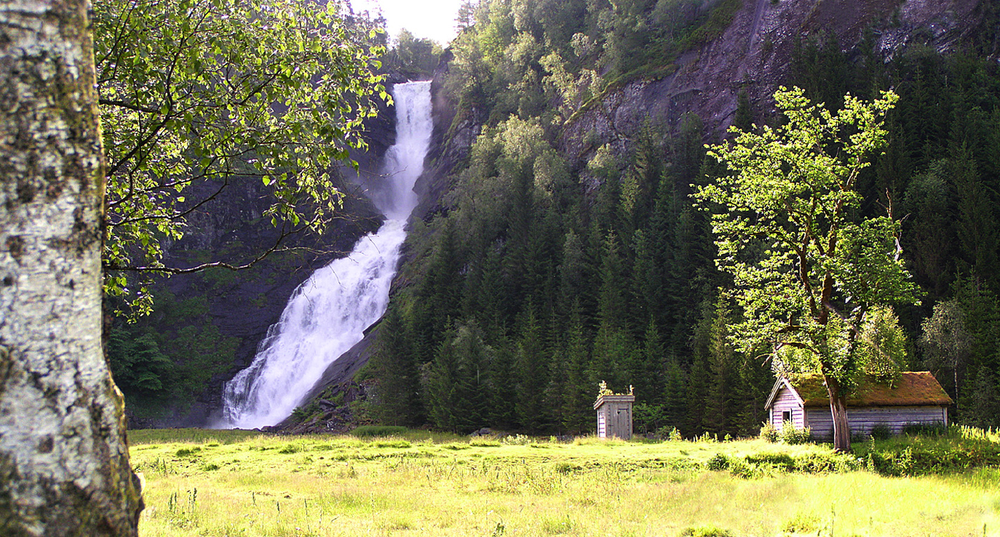 Norwegen-Idylle am Wasserfall