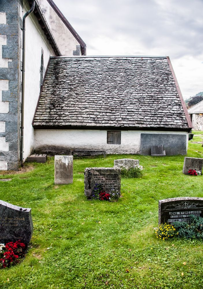 Norwegen - Kirche mit Friedhof in Rosendal 