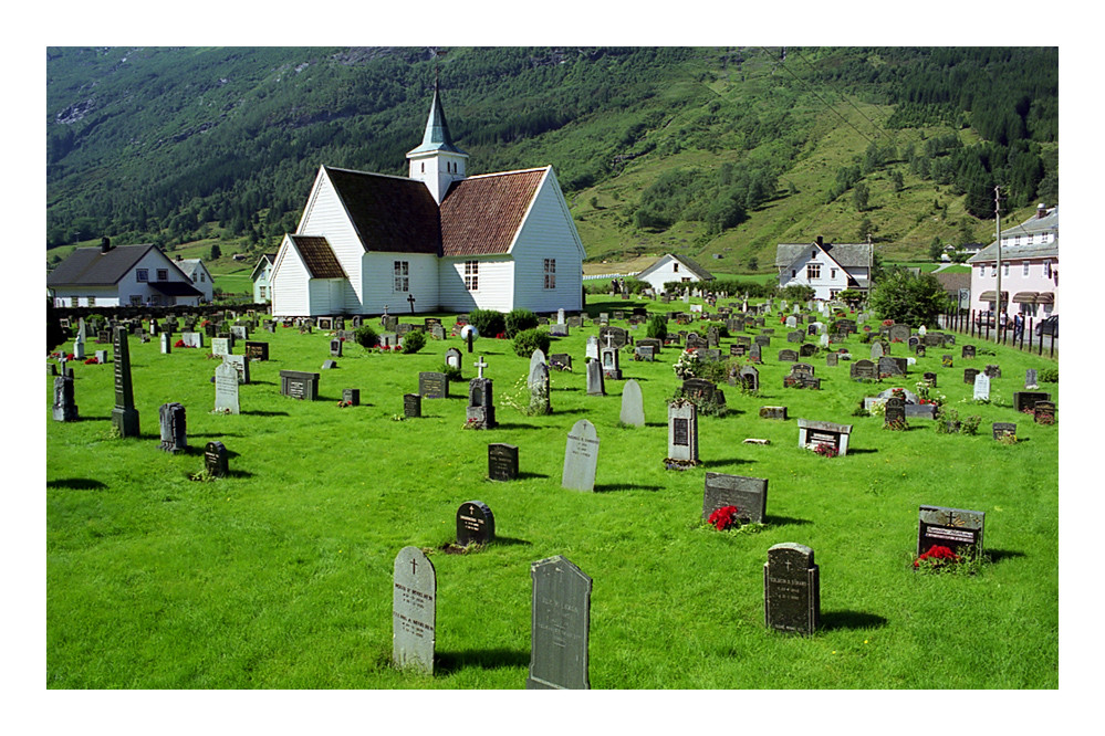 Norwegen: Kirche und Friedhof von Olden (Nordfjord)