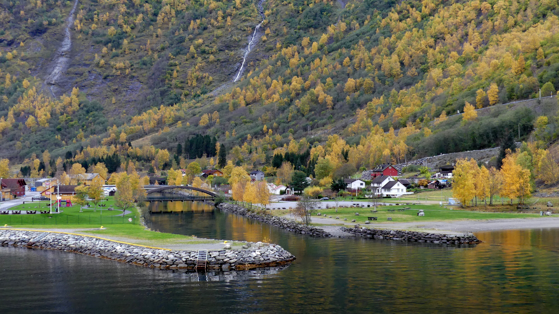 Norwegen-Kreuzfahrt  /  Flåm  - Hier haben wir paar Stunden im Hafen festgemacht