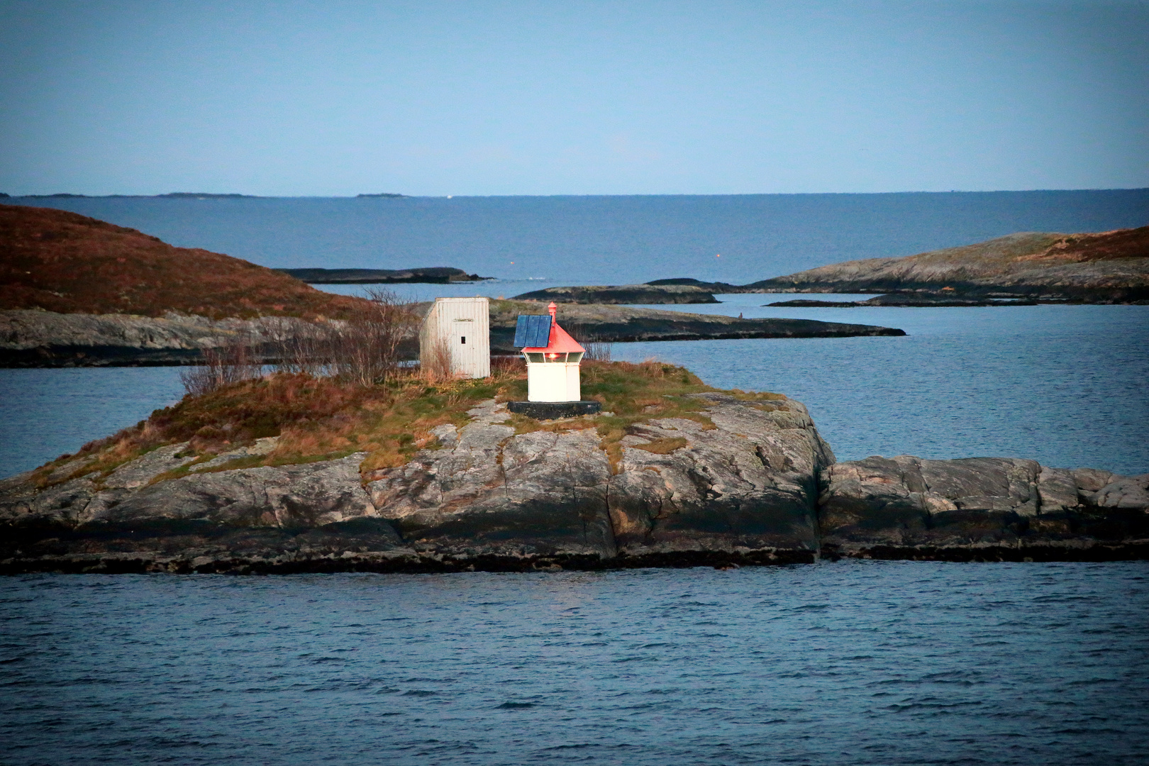 Norwegen - Küstenlandschaft - Leuchtturm