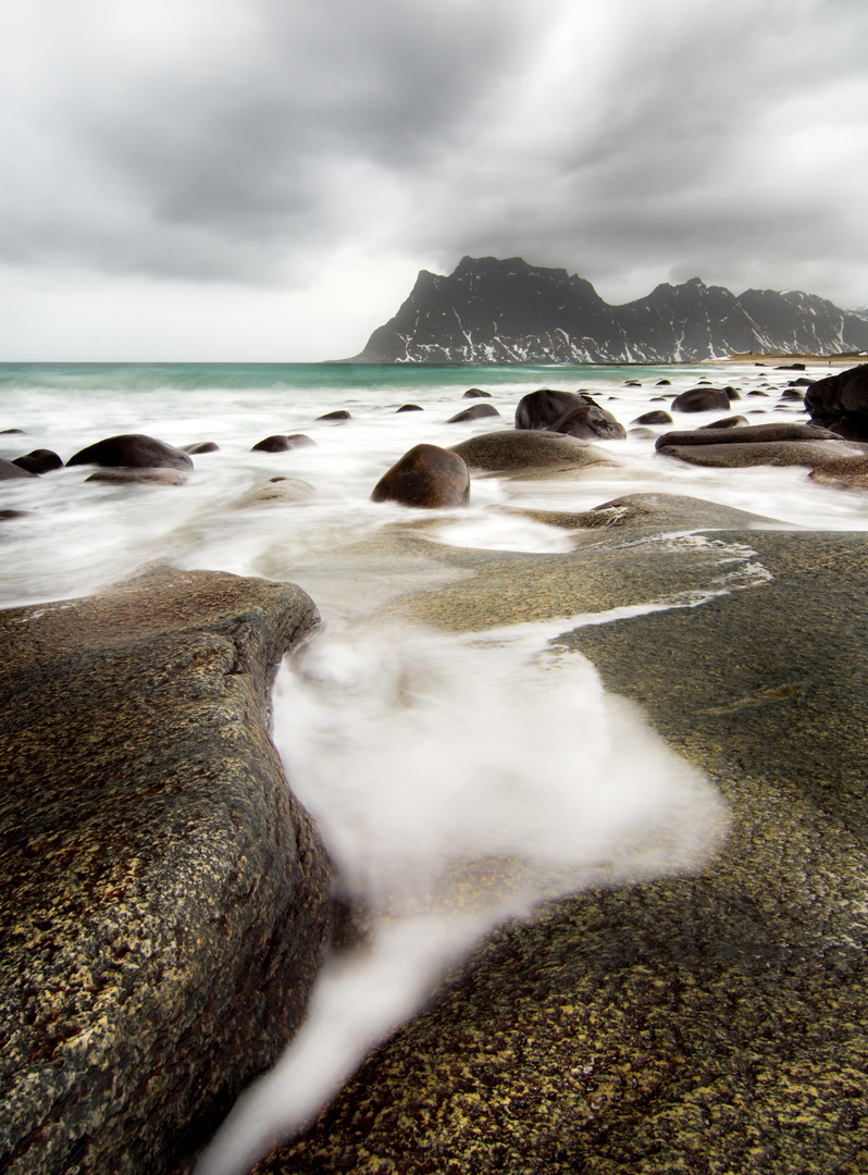 Norwegen, Lofoten, Uttakleiv Beach, Meer bei unruhigem Wetter