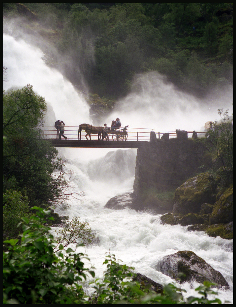 Norwegen - Naturgewalten - Abfluss des Gletschers Briksdalsbreen