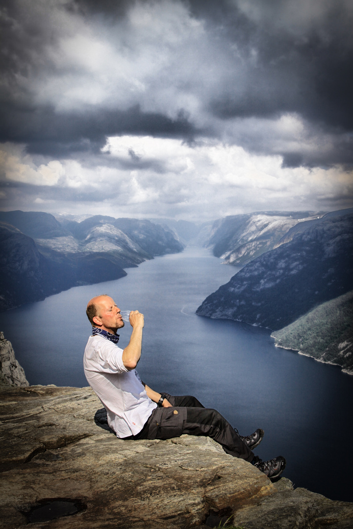 Norwegen, Preikestolen, ein Glas Singel Malt 604m über den Lysefjord