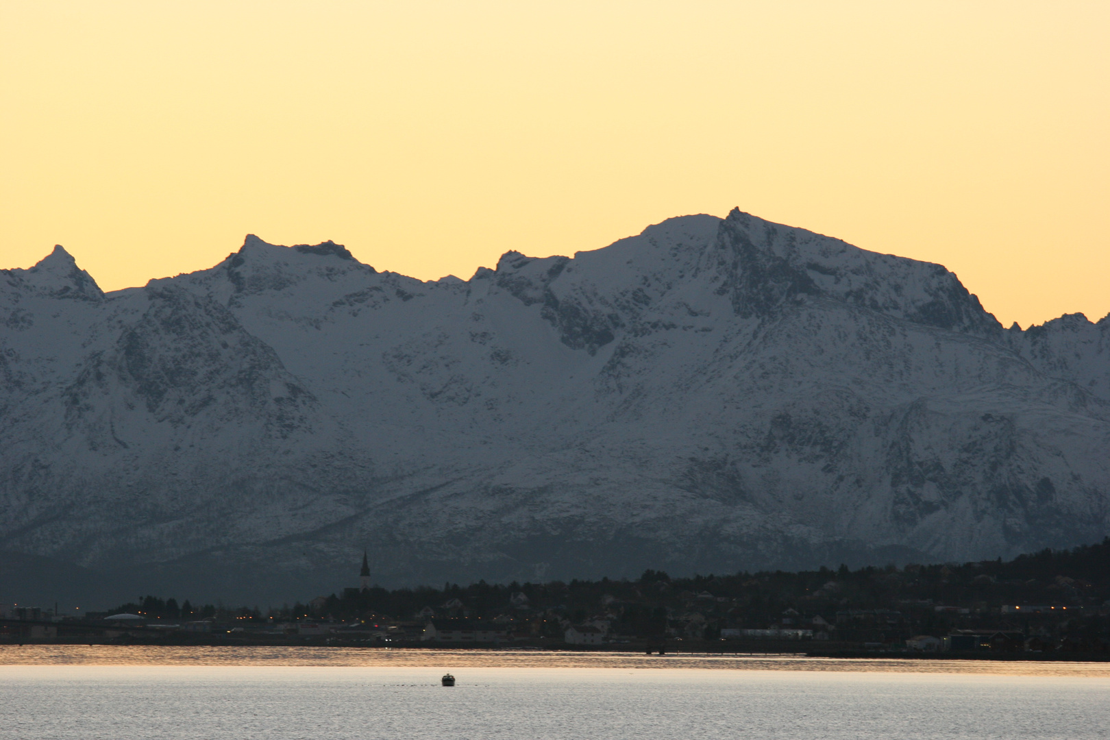 Norwegen: Restlicht der hinter den Bergen bereits verschwundenen Wintersonne