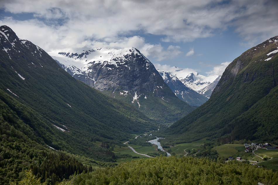 NORWEGEN - Schnee auf den Bergen