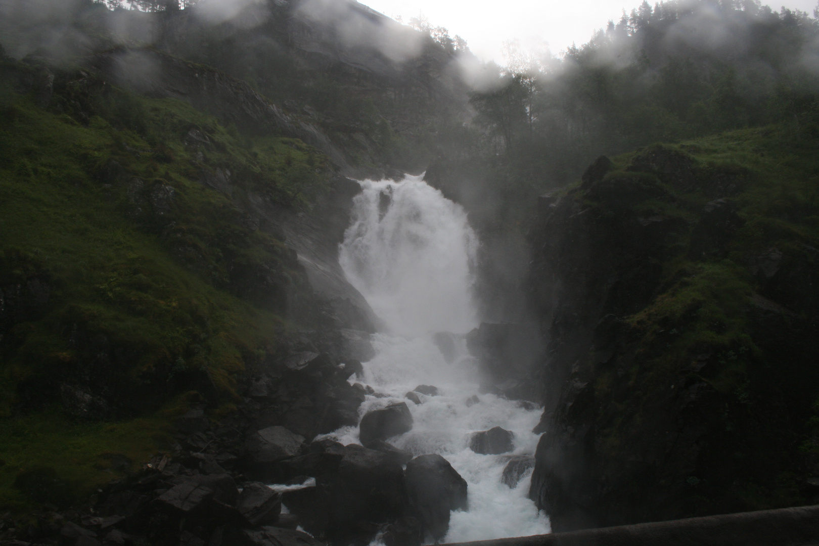 Norwegen und die Wasserfälle .