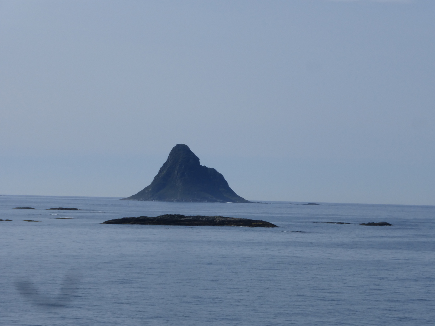 Norwegen Vor den Verstrahlen eine Insel in Meer 