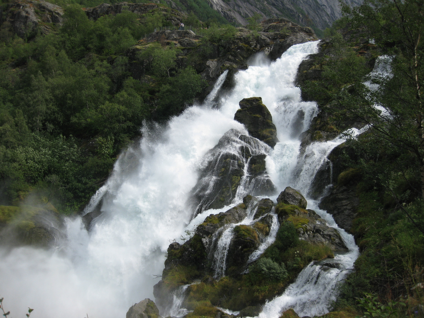 Norwegen - Wasserfall am Briksdalsbreen