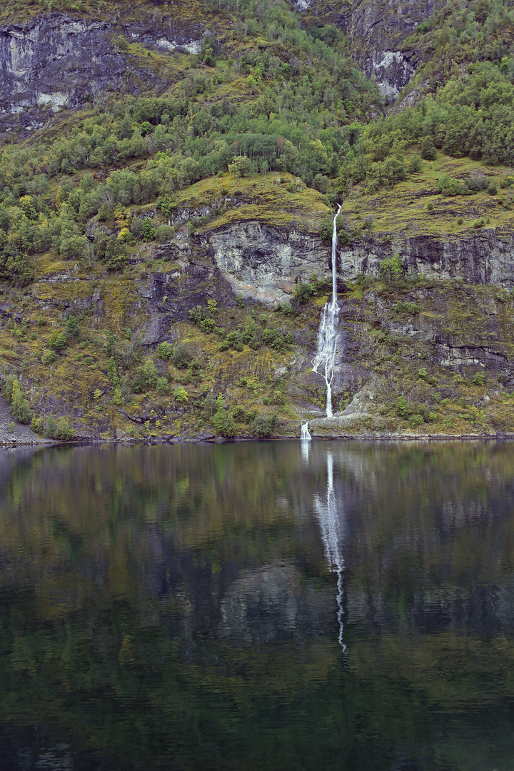 Norwegen - Wasserfall - Aurlandsfjord - Spiegeltag