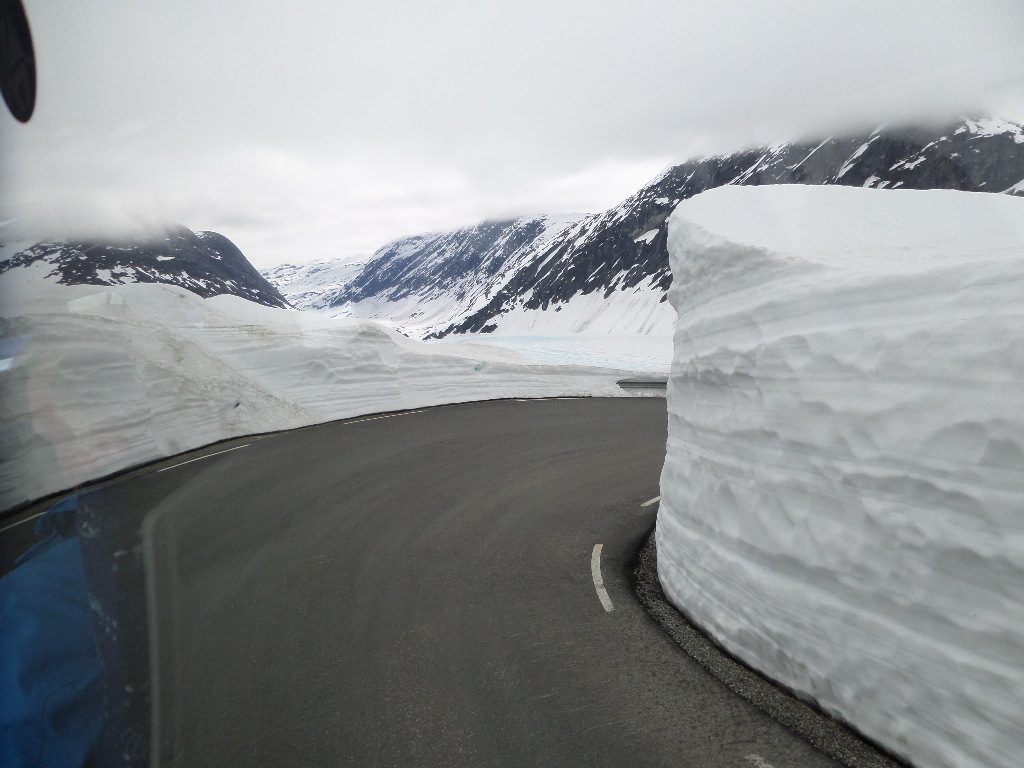 Norwegen Weg auf den Dalsnibba (7 m hoch Schnee am Wegesrand)