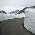 Norwegen Weg auf den Dalsnibba (7 m hoch Schnee am Wegesrand)