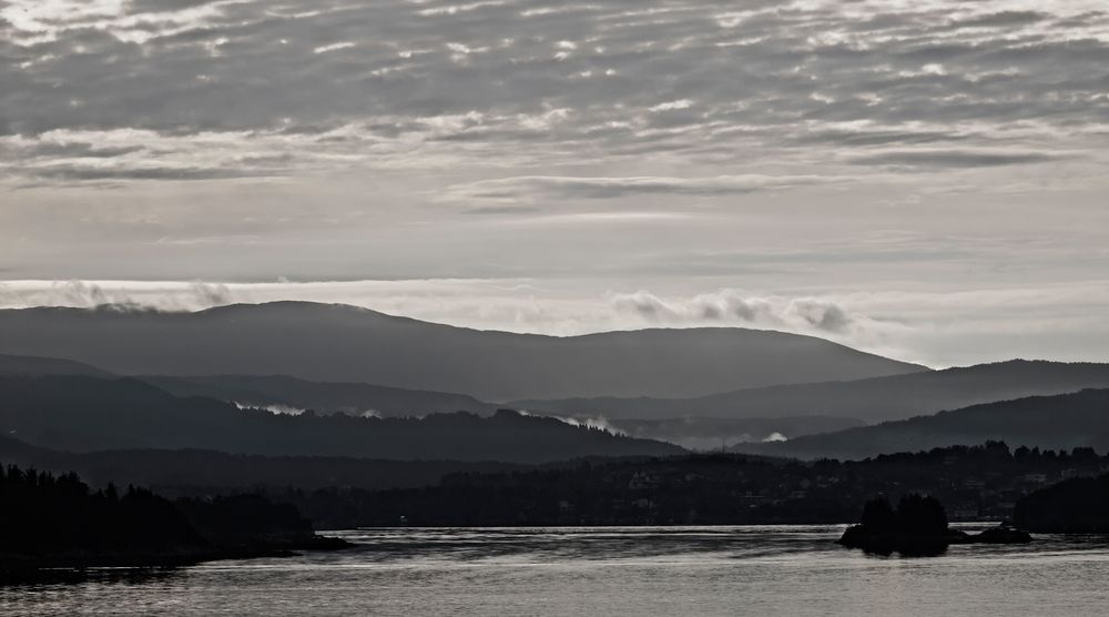 norwegens fjordlanschaft am morgen ...